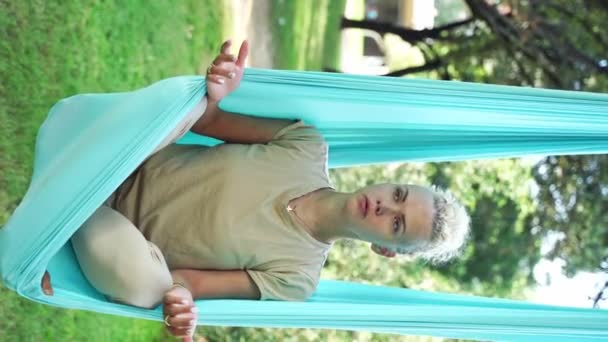 Vit Kvinna Mediterar Zen Yoga Asana Hängmatta Utanför Grön Park — Stockvideo