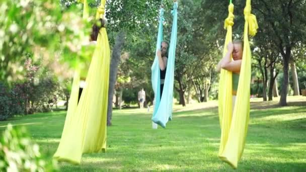 Yoga Aeriană Ghidată Instructorul Feminin Experimentat Sesiuni Sportive Pentru Femei — Videoclip de stoc