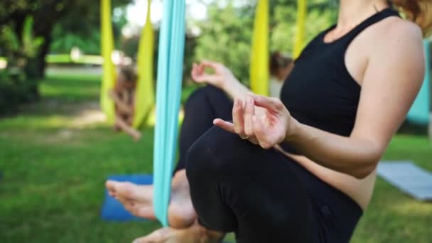 Vrouwen Trainen Samen Buiten Het Openbaar Park Yoga Stretching Hangmatten — Stockvideo