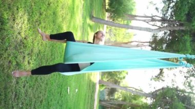 Sağlıklı Yoga ve Esneme. Kadın sağlığı için hafif egzersizler, 30-40 yaş arası kadınlar için paha biçilmez avantajlar. Pratikler esnekliği artırır, stresi azaltır, kasları güçlendirir. Fiziksel refah.
