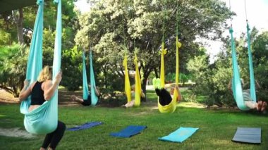 Kadınlar için güvenlik ve kaliteli spor. Deneyimli bir kadın eğitmen tarafından yapılan hava yogası seansları. Katılımcı onların refahı için herhangi bir endişe duymadan gelişebilir. Sağlıklı yaşam kavramı