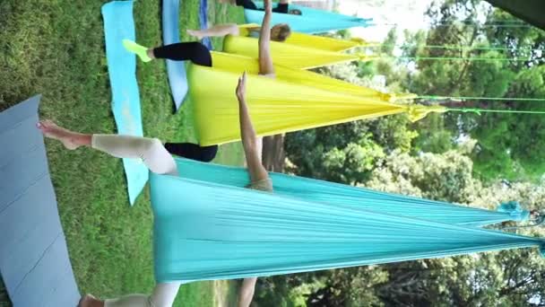 Yoga Aéreo Guiado Por Una Instructora Experimentada Sesiones Deportivas Para — Vídeos de Stock