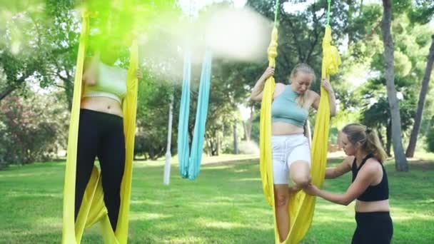 Aero Hava Yogası Antrenörü Eğitmeni Hamağın Kadın Katılımcılarına Asana Nasıl — Stok video