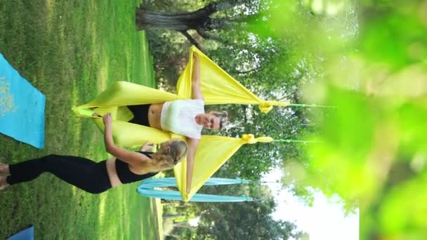Aero Air Yoga Coach Instruktör Förklarar Och Hjälpa Kvinnliga Deltagare — Stockvideo