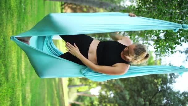 Тренер Aero Air Yoga Гамаке Объясняет Женщинам Участникам Заниматься Безопасностью — стоковое видео