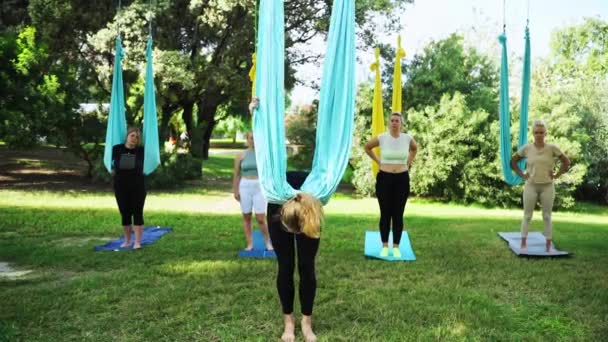 Instructor Femenino Experimentado Del Estiramiento Del Yoga Conduce Entrenamiento Aéreo — Vídeos de Stock