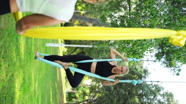 Hälsa Yoga Och Stretching Milda Övningar Kvinnor Hälsa Ovärderliga Fördelar — Stockvideo