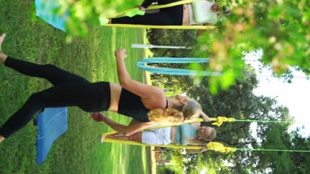 Жінка Доросла Практикує Аеро Йогу Гамаку Парку Спортивні Вправи Тренування — стокове відео