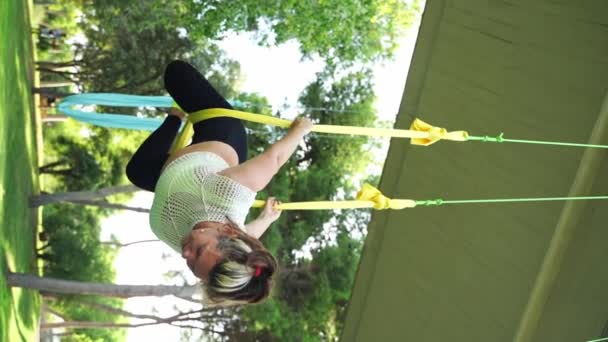 Γυναίκα Πρακτική Aero Γιόγκα Αιώρα Στο Πάρκο Άσκηση Άθλησης Στον — Αρχείο Βίντεο