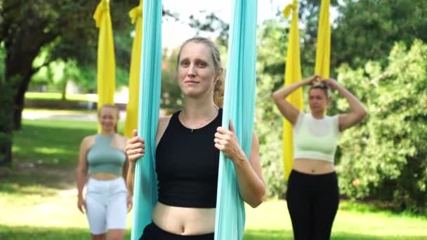 Kadın Deneyimli Yoga Eğitmeni Hamakta Oturur Kameranın Orta Portresine Bakar — Stok video