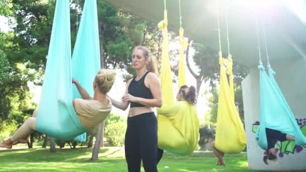 Instructora Experimentada Lidera Sesión Yoga Aéreo Parque Público Para Mujeres — Vídeos de Stock