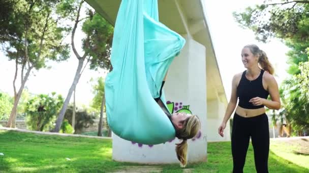 Erfarna Kvinnliga Yoga Stretching Instruktör Leda Antenn Yoga Workout Offentlig — Stockvideo