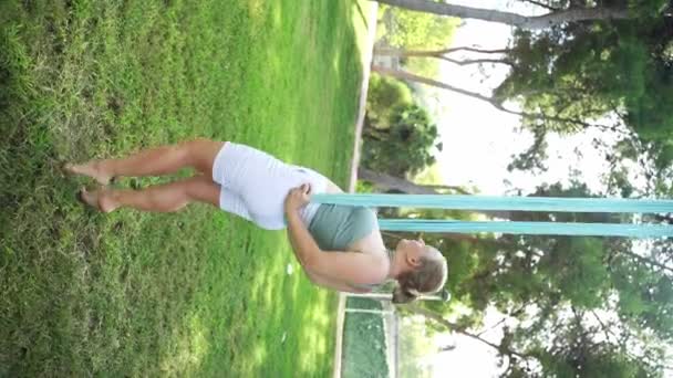 40歳の女性のためのヨガとストレッチの利点 健康と体の柔軟性を維持するために練習する女性スポーツ ホビーは 新鮮な空気でのエクササイズ 姿勢を強化 筋肉張力を解放 — ストック動画