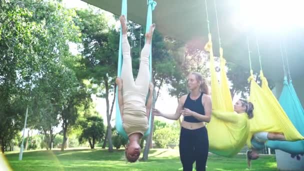 Instructeur Entraîneur Yoga Air Aero Explique Aide Aux Participantes Dans — Video