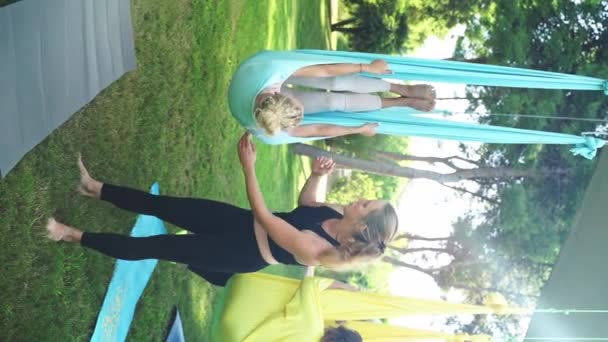 Воздушная Йога Руководством Опытной Женщины Инструктора Спортивные Занятия Женщин Аэройоге — стоковое видео