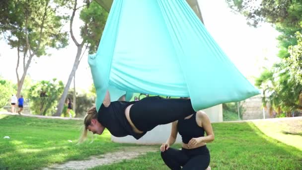 Der Trainer Des Aero Air Yoga Erklärt Und Unterstützt Teilnehmerinnen — Stockvideo