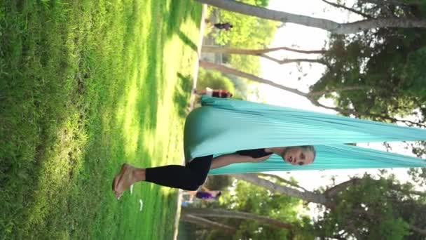 Instructora Experimentada Lidera Sesión Yoga Aéreo Parque Público Para Mujeres — Vídeos de Stock