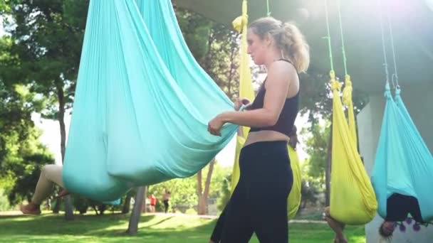 Aerial Yoga Unter Anleitung Einer Erfahrenen Instruktorin Sportstunden Für Frauen — Stockvideo