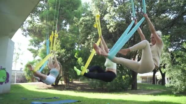 Fordeler Med Yoga Strekking Kvinner Alderen Kvinner Idrettspraksis Opprettholde Helse – stockvideo