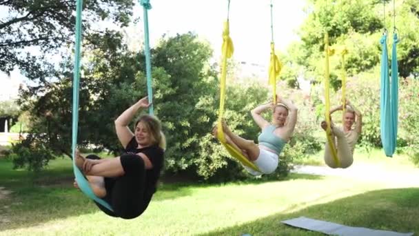 Kadınlar Parkın Dışında Birlikte Antrenman Yapıyor Yoga Hamaklarda Gerinme Kadın — Stok video