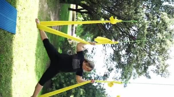 Γυναίκα Κάνει Aero Γιόγκα Στην Αιώρα Εξωτερικούς Χώρους Άσκηση Asana — Αρχείο Βίντεο