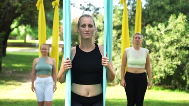 Expérimenté Instructeur Étirement Yoga Féminin Diriger Entraînement Yoga Aérien Dans — Video