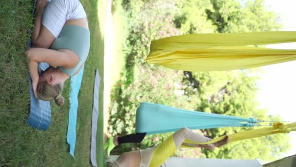 Instructor Del Entrenador Del Yoga Del Aire Aero Explica Ayuda — Vídeo de stock