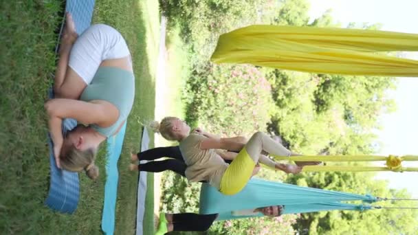 Aero Instrutor Treinador Yoga Aéreo Explica Ajudar Mulheres Participantes Rede — Vídeo de Stock