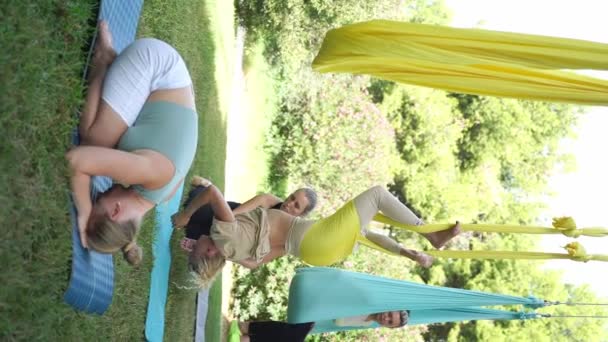 Жінки Тренуються Разом Вулиці Громадському Парку Йога Розтяжки Гамаках Спорт — стокове відео