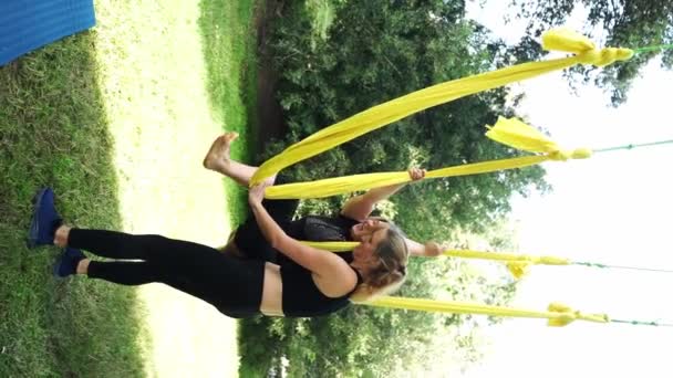 Instructor Femenino Experimentado Del Estiramiento Del Yoga Conduce Entrenamiento Aéreo — Vídeo de stock