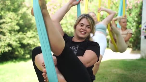 Ervaren Vrouwelijke Yoga Stretching Instructeur Leiden Luchtyoga Workout Openbaar Park — Stockvideo