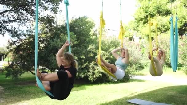 Ervaren Vrouwelijke Yoga Stretching Instructeur Leiden Luchtyoga Workout Openbaar Park — Stockvideo