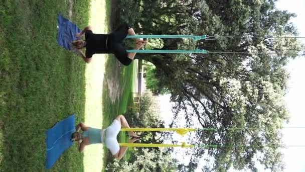 Mujer Haciendo Aero Yoga Hamaca Aire Libre Ejercitando Asana Practicando — Vídeo de stock