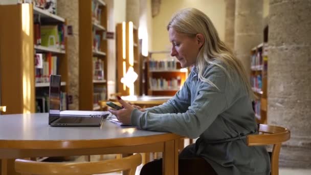 在学校或大学的课堂上学习的成熟学生 中年妇女使用笔记本电脑备课 整理资料 撰写论文 做笔记 成人教育 — 图库视频影像