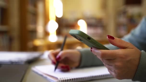 Primeros Planos Las Manos Femeninas Utilizando Teléfono Inteligente Escribiendo Mensajes — Vídeo de stock