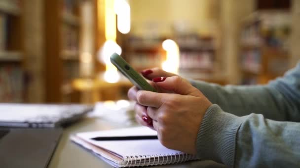 Mâini Apropiate Femei Folosind Smartphone Tastând Mesageria Online Cameră Însorită — Videoclip de stoc