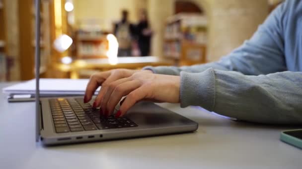 Close Vrouw Handen Typen Toetsenbord Met Behulp Van Laptop Openbare — Stockvideo