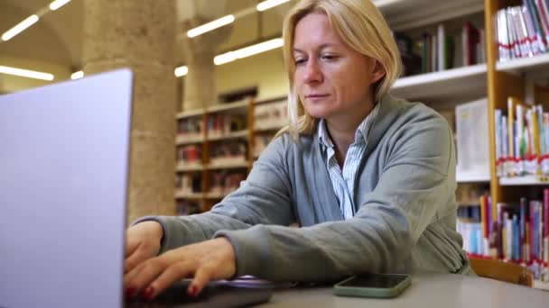 Pekerjaan Jarak Jauh Wanita Paruh Baya Menggunakan Komputer Dalam Kerja — Stok Video