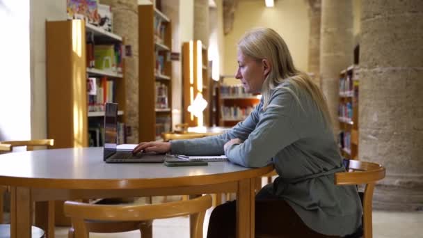 在共同工作环境中使用计算机的远程工作中年妇女 自由职业者 致力于她的工艺 奉献和灵活性 职业独立 员工在线远程视频 — 图库视频影像