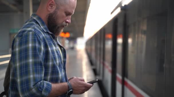 Чоловік Рюкзаком Чекає Поїзд Метро Залізничній Платформі Дорослі Збираються Працювати — стокове відео