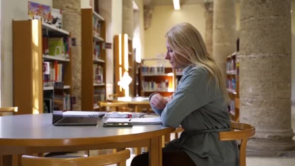 Volwassen Leraar Vrouw Voor Bereiden Les School Universiteit Bibliotheek Zoek — Stockvideo