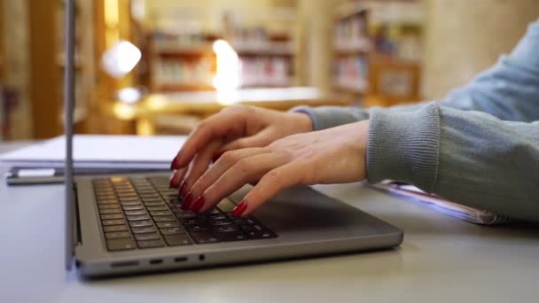 在公共场所用笔记本电脑在键盘上打字的特写女性手 一起工作 商业或自由职业者远程工作 在公共图书馆学习的成年学生教育和商业技术 — 图库视频影像