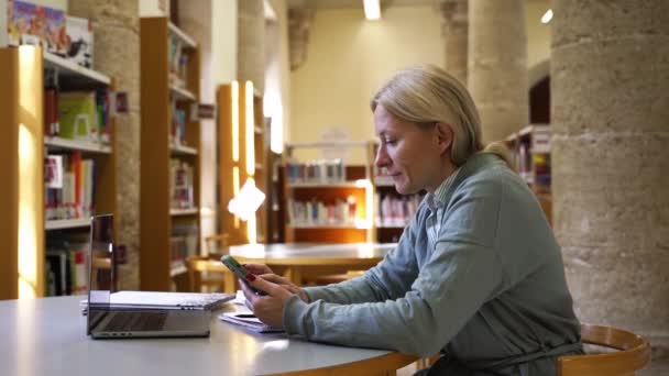 Mujer Maestra Madura Prepararse Para Lección Escuela Universidad Biblioteca Busca — Vídeos de Stock