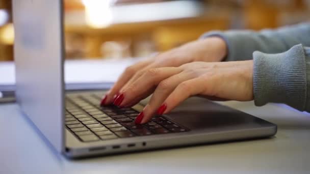 Крупный План Женщины Руки Печатают Клавиатуре Помощью Ноутбука Общественном Месте — стоковое видео