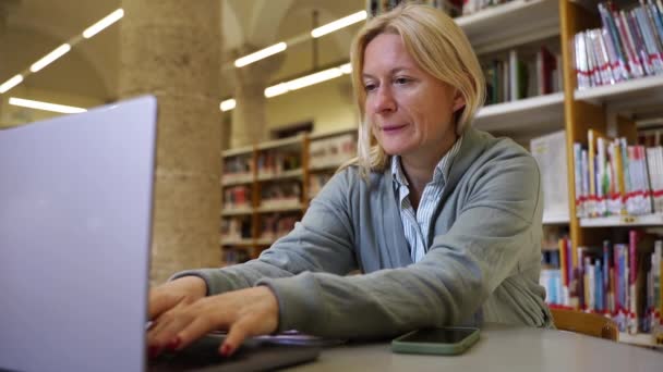 Dojrzała Nauczycielka Przygotowuje Się Lekcji Szkole Lub College Bibliotece Poszukując — Wideo stockowe