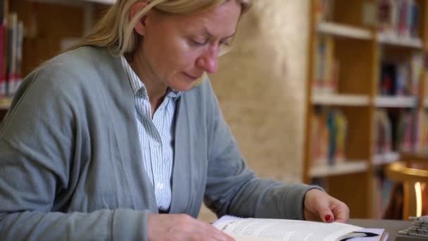 Крупным Планом Женские Руки Листают Книгу Чтение Взрослых Зрелая Женщина — стоковое видео
