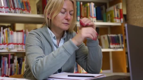 Kobieta Pracująca Laptopie Bólem Głowy Szyi Robię Sobie Masaż Współczesny — Wideo stockowe