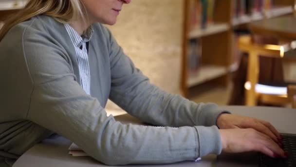 Medelålders Frilansare Kvinna Fjärrarbete Coworking Använda Laptop Office Manager Skriva — Stockvideo