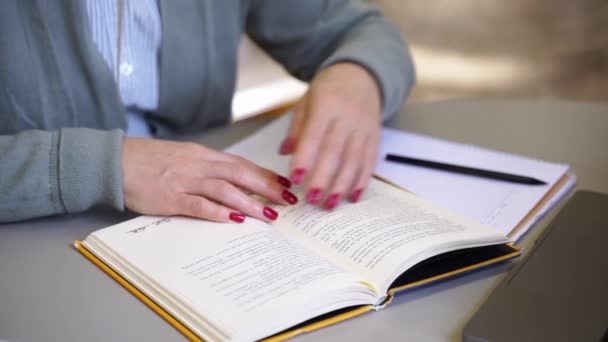 Κοντινά Γυναικεία Χέρια Που Ξεφυλλίζουν Βιβλίο Ενήλικες Μαθητές Διαβάζουν Ώριμη — Αρχείο Βίντεο