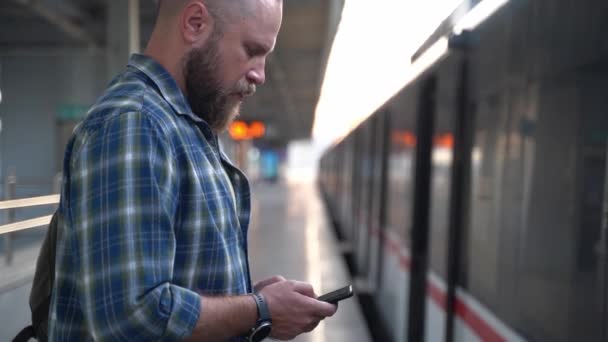 Habitante Ciudad Con Una Mochila Esperando Tren Metro Plataforma Adulto — Vídeos de Stock